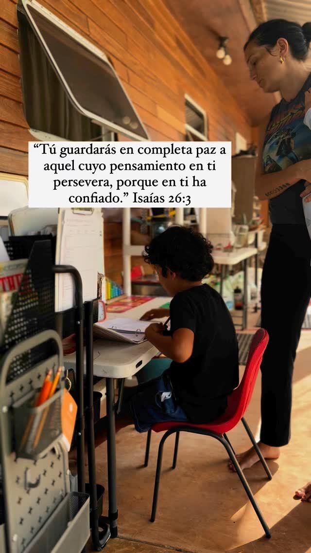 Solía tomarme el comportamiento de mis hijos como algo personal.

Cuando hacían berrinches, desobedecían o decían cosas poco amables, lo sentía como un reflejo de mi fracaso como mamá. Pensaba, derrotada: ¿Por qué no pueden simplemente escuchar? ¿Qué estoy haciendo mal?

La frustración salía a flote con tanta facilidad. Mi paz parecía completamente atada a qué tan bien se comportaban mis hijos.

Pero Dios…

Dios ha estado trabajando en mi corazón, enseñándome que mi valor no está ligado a las acciones de mis hijos. Me ha mostrado que sus errores no son ataques personales hacia mí, sino oportunidades para pastorear sus corazones, así como Él pastorea el mío con paciencia.

Cuando comencé a rendir mis reacciones a Él, todo empezó a cambiar.

Decidí dejar de tomarme su comportamiento de forma personal. En su lugar, elegí orar y pedirle a Dios que me ayude a verlos como Él los ve: pequeñas almas que necesitan guía, paciencia y amor.

También decidí no dejar que sus acciones robaran mi paz, porque mi paz viene de Él. No de mis circunstancias. No de tener hijos perfectamente comportados.

“Tú guardarás en completa paz a aquel cuyo pensamiento en ti persevera, porque en ti ha confiado.” (Isaías 26:3)

Esto seguramente no me ha hecho una mamá perfecta—ni cerca. Pero puedo ver Su mano trabajando en mi caminar como madre. Los momentos que antes me dejaban al borde de la desesperación ahora me dejan en silencio, buscando Su sabiduría. Las batallas que solía pelear ahora se sienten menos como luchas de poder y más como oportunidades para suavizarme y conectar.

Toda la gloria sea para Dios por ablandar mi corazón y enseñarme que Su gracia cubre incluso mis días más difíciles como mamá.

Si estás en una temporada donde sientes que estás fallando, recuerda esto: Dios nos encuentra justo donde estamos y trabaja en nosotros para Su gloria. Apóyate en Él. Rinde tu necesidad de control. Su paz también te está esperando.
.
.
.
.
#MadresDeFe #CrianzaCristiana #MaternidadCristiana #MamásQueOran
#mamádecasa #DiosEsFiel #MaternidadYFe #MaternidadSinFiltro #madreeducadora #escuelaencasa #HogaresConProposito #tardoparalaira